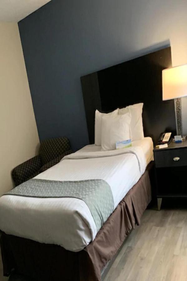 Days Inn By Wyndham Horsham Philadelphia Exteriör bild